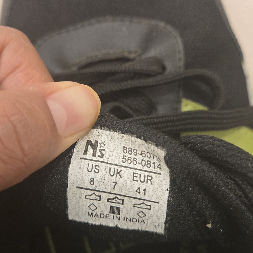 Black and Green Athletic Shoes with Dynamic Design - Picture 6 of 7